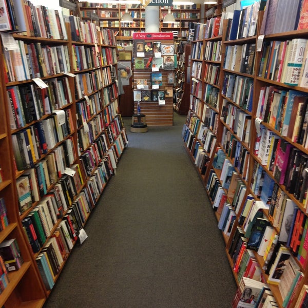 Снимок сделан в Harvard Book Store пользователем Mario V. 4/28/2013