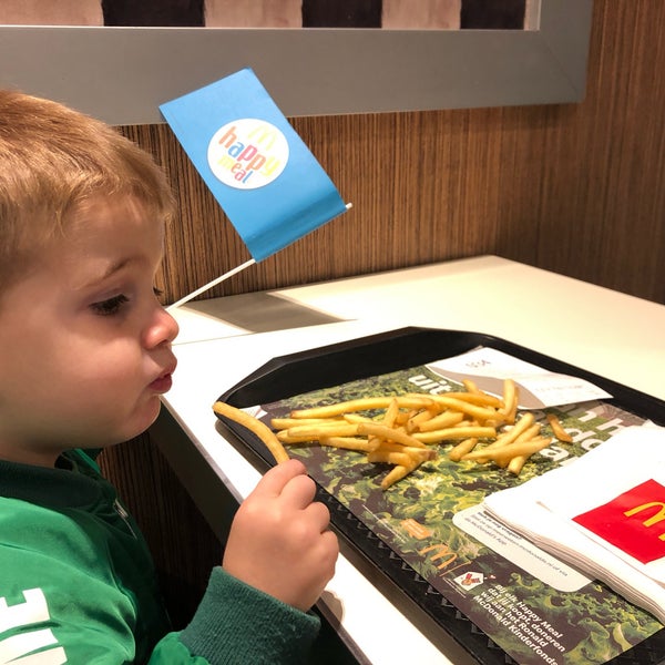 รูปภาพถ่ายที่ McDonald&#39;s โดย Sabrina Z. เมื่อ 10/7/2019