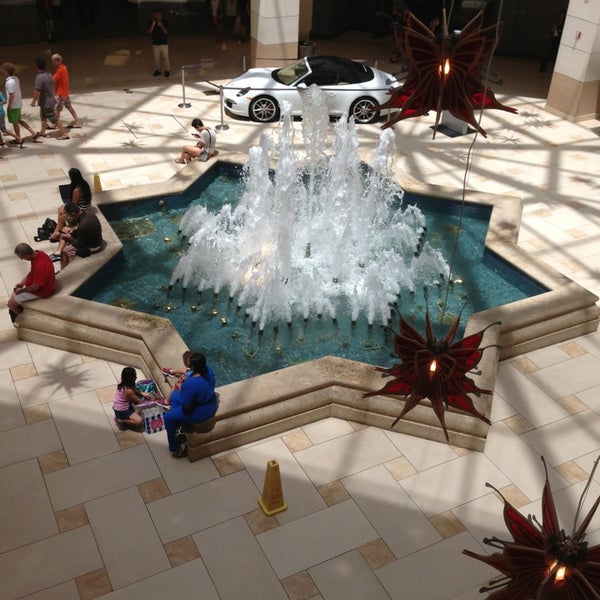 Das Foto wurde bei Aventura Mall Fountain von Alex M. am 8/16/2013 aufgenommen