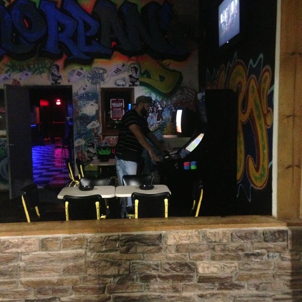Foto diambil di Deloreans 80s Bar oleh Alex M. pada 4/3/2013