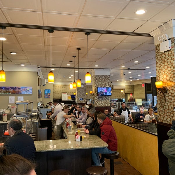 Foto tirada no(a) Andrews NYC Diner por P W. em 2/20/2020