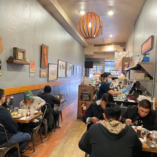 4/16/2022 tarihinde P W.ziyaretçi tarafından Taylor Street Coffee Shop'de çekilen fotoğraf