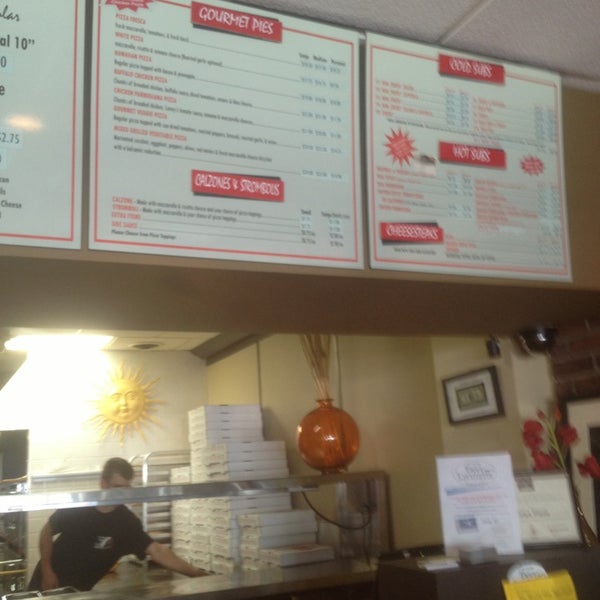 Foto diambil di Lenny&#39;s Pizza &amp; Italian Grill oleh Daniel B. pada 5/21/2013