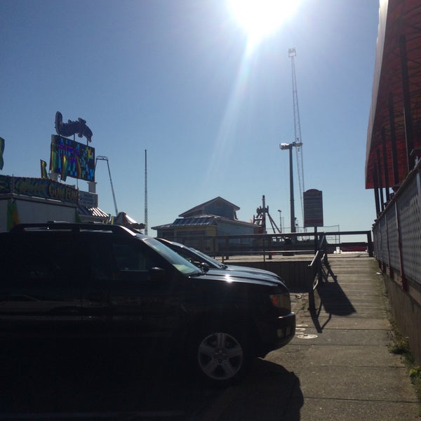 Foto scattata a Casino Pier &amp; Breakwater Beach da Daniel B. il 5/22/2015