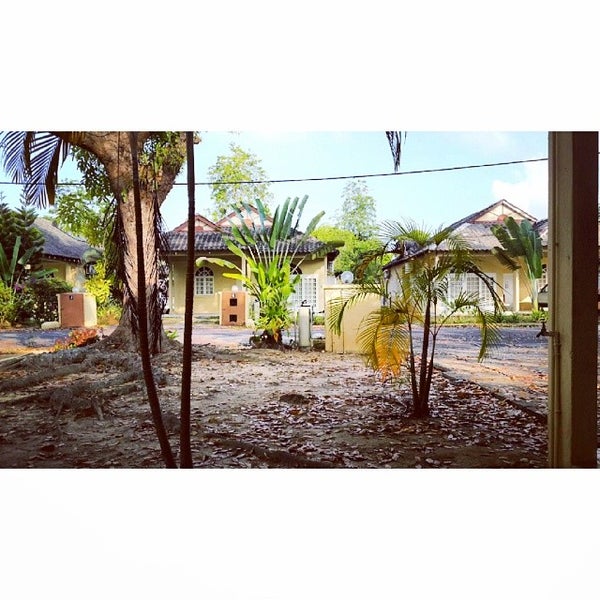 Photo taken at Rumbia Resort Villa, Paka, Terengganu by Muhammad Hanifi C. on 3/26/2014