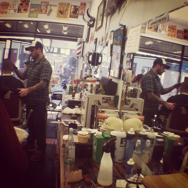 10/27/2012 tarihinde Josh C.ziyaretçi tarafından Belmont Barbershop'de çekilen fotoğraf
