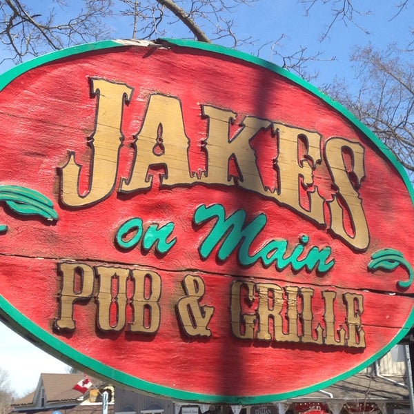 Das Foto wurde bei Jakes on Main Bar and Grille von Anita C. am 4/20/2014 aufgenommen