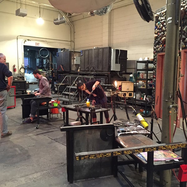 Foto tirada no(a) Seattle Glassblowing Studio &amp; Gallery por Richie A. em 11/23/2015