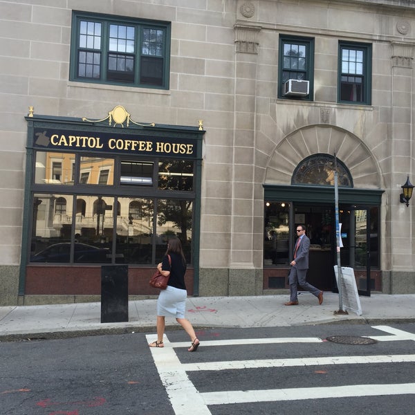 Foto tirada no(a) Capitol Coffee House por Tom X. em 6/23/2016
