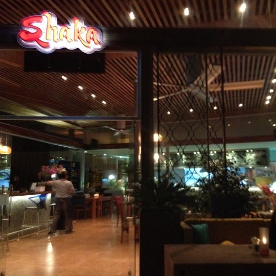 Foto tirada no(a) Shaka Restaurant Bar &amp; Cafe por Yasemin A. em 9/17/2012