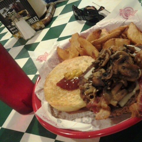Photo taken at Fuddruckers by Franz T. on 4/6/2013