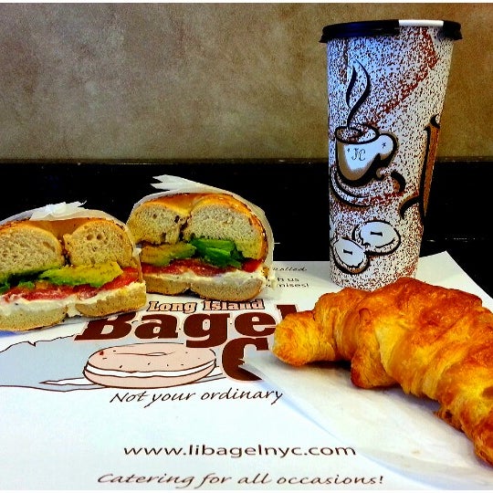 2/9/2013 tarihinde Јс т.ziyaretçi tarafından Long Island Bagel Cafe'de çekilen fotoğraf
