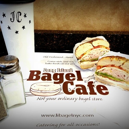 2/16/2013 tarihinde Јс т.ziyaretçi tarafından Long Island Bagel Cafe'de çekilen fotoğraf