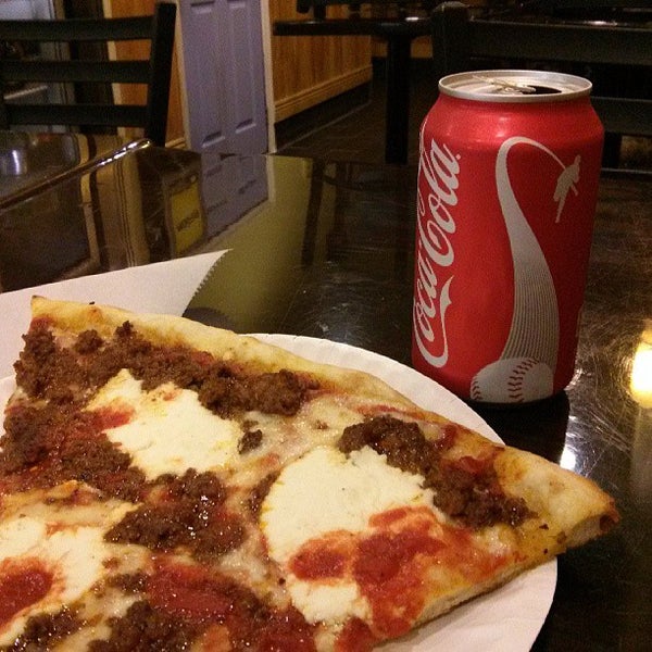 Foto scattata a Broadway Pizza &amp; Restaurant da Lucas S. il 7/1/2013