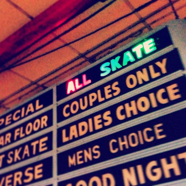 Снимок сделан в Lynnwood Bowl &amp; Skate пользователем Will C. 2/16/2013