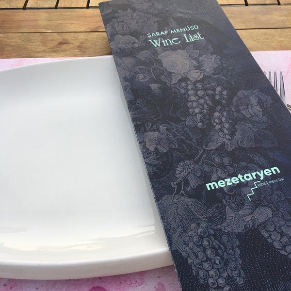 รูปภาพถ่ายที่ Mezetaryen wine|meze โดย Müge T. เมื่อ 9/2/2021