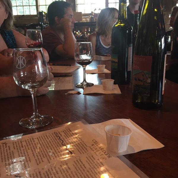 Foto tirada no(a) Cellardoor Winery At The Vineyard por Scott R. em 9/19/2015