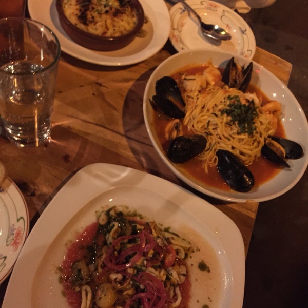 Lobster mac&cheese, spicy calamar and seafood linguine are really tasty.