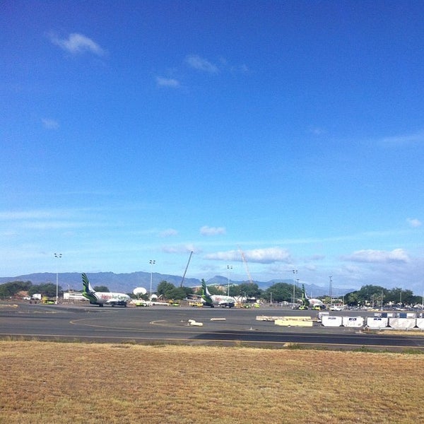 Снимок сделан в USO Hawaii&#39;s Airport Center пользователем Katie M. 11/27/2012