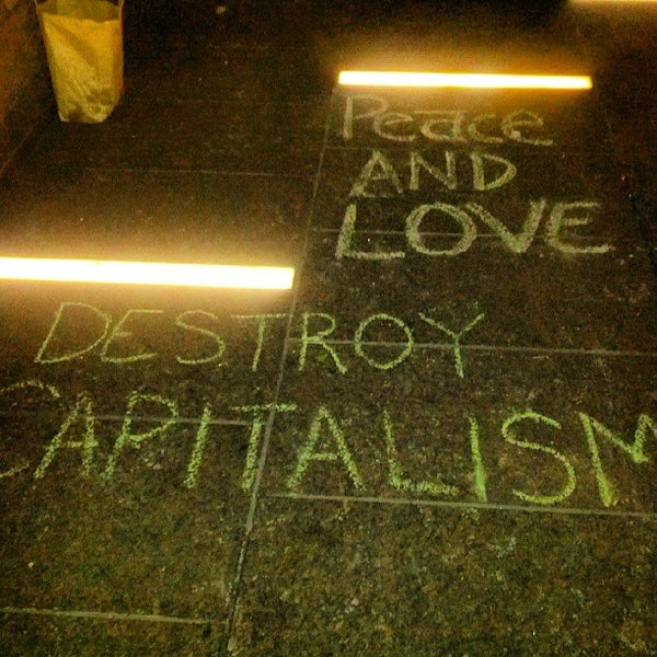 Снимок сделан в Occupy Wall Street пользователем Louis M. 6/9/2013