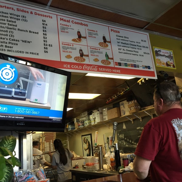 Das Foto wurde bei Bibo&#39;s NY Pizza von Ricky C. am 9/6/2016 aufgenommen