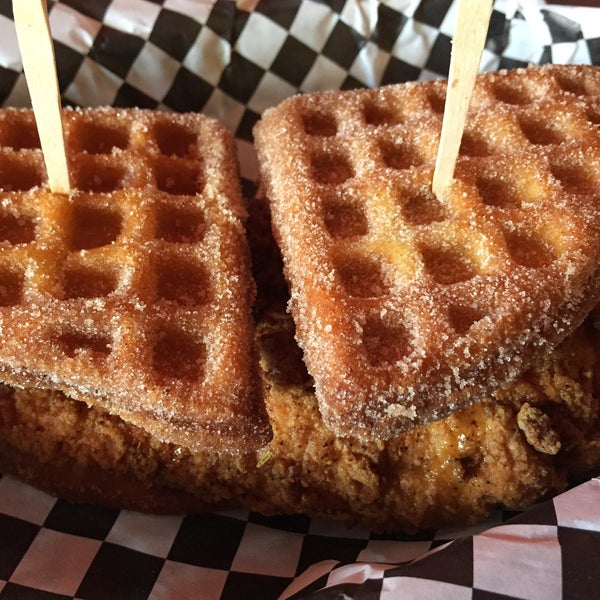 3/22/2015 tarihinde Ricky C.ziyaretçi tarafından Butter And Zeus Waffle Sandwiches'de çekilen fotoğraf