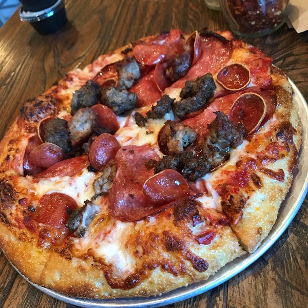 รูปภาพถ่ายที่ Jtown Pizza Co. โดย Ricky C. เมื่อ 11/21/2019