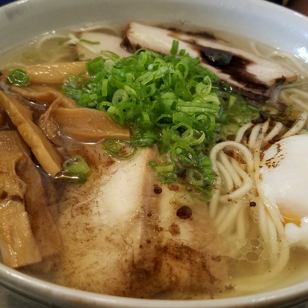 Рамен тануки. Рамен шоп. Рамен гю тясю. Рамен черно белый. Ramen shop.