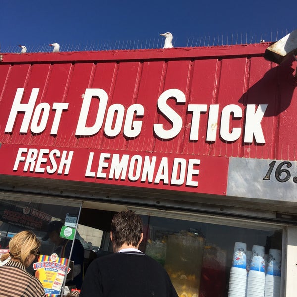 Foto tomada en Hot Dog on a Stick  por Ashley S. el 1/24/2016