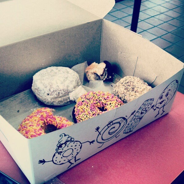 รูปภาพถ่ายที่ Paula&#39;s Donuts โดย Jen C. เมื่อ 2/26/2013