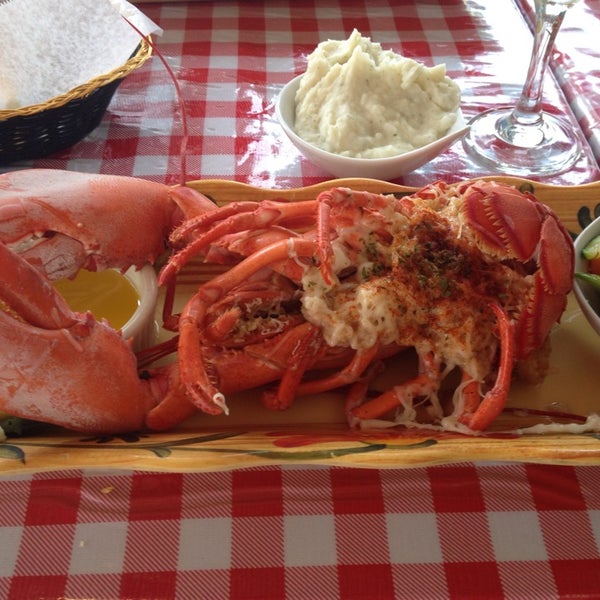 Снимок сделан в Lobster Pot Restaurant пользователем Cat H. 9/8/2014
