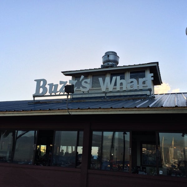 Снимок сделан в Buzz&#39;s Wharf Resturant пользователем Douglas James I. 12/28/2013