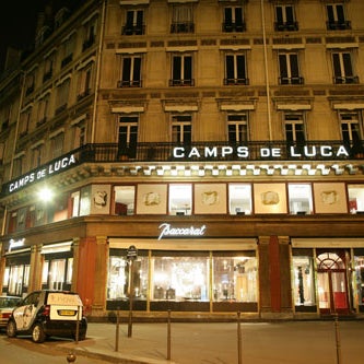 Un des rares véritable tailleurs (bespoke) à Paris, avec comme signature caractéristique l'emmanchure haute. La classe absolue.