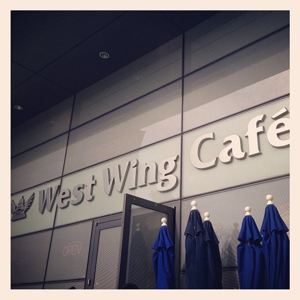 Foto tirada no(a) West Wing Cafe por Linda N. em 3/16/2013