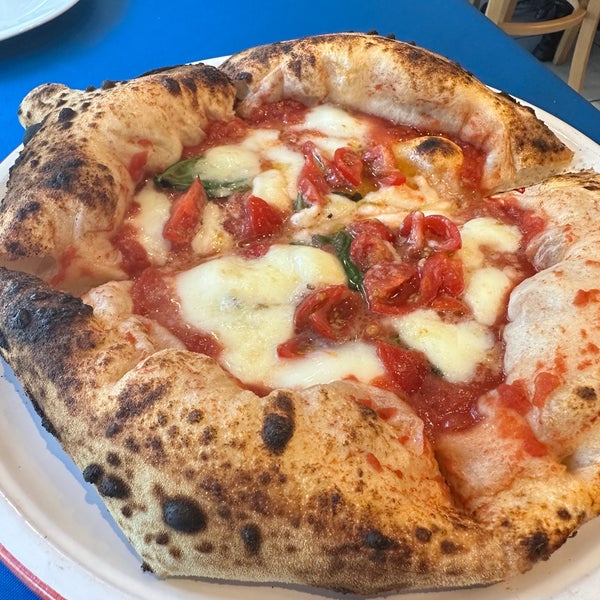 รูปภาพถ่ายที่ Pizzeria da peppe Napoli Sta&#39;ca โดย Erik B. เมื่อ 5/16/2023