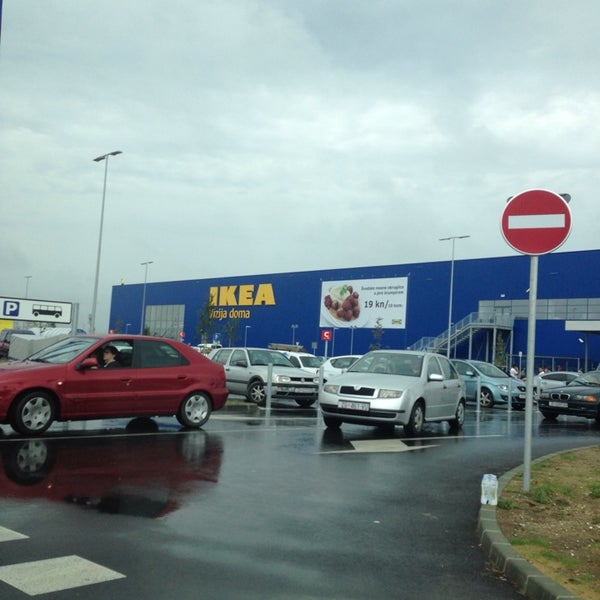 Das Foto wurde bei IKEA Trgovina švedske hrane von Damir T. am 8/23/2014 aufgenommen