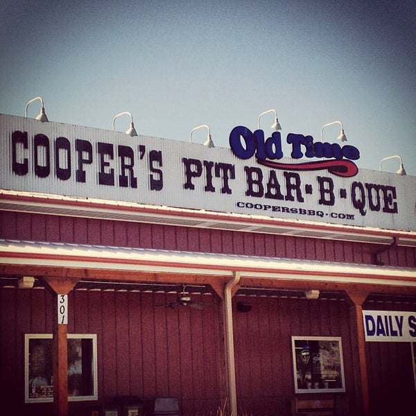 Снимок сделан в Cooper&#39;s Old Time Pit Bar-B-Que пользователем Jerry H. 2/23/2013
