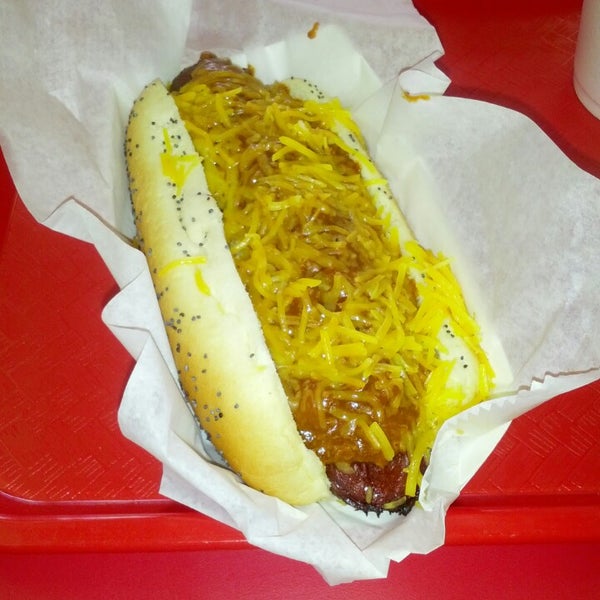 5/16/2013에 Ant S.님이 Mike&#39;s Chicago Hot Dogs에서 찍은 사진