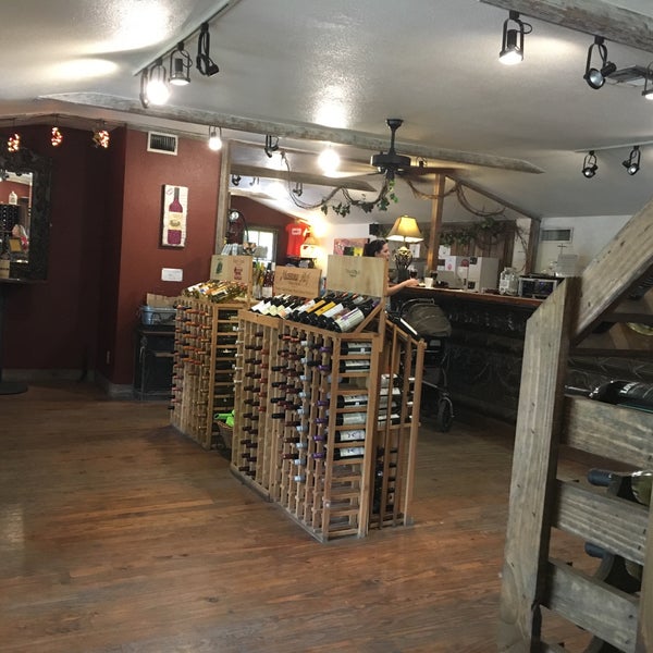 8/1/2017 tarihinde Stacey T.ziyaretçi tarafından The Grapevine Texas Wine Bar'de çekilen fotoğraf