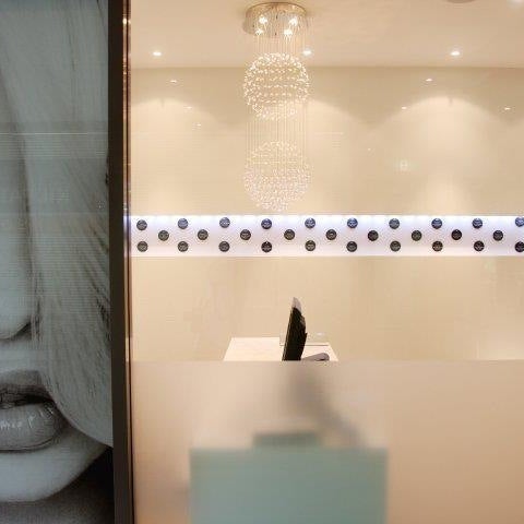 12/11/2012 tarihinde Brett S.ziyaretçi tarafından Woohoo Salon'de çekilen fotoğraf