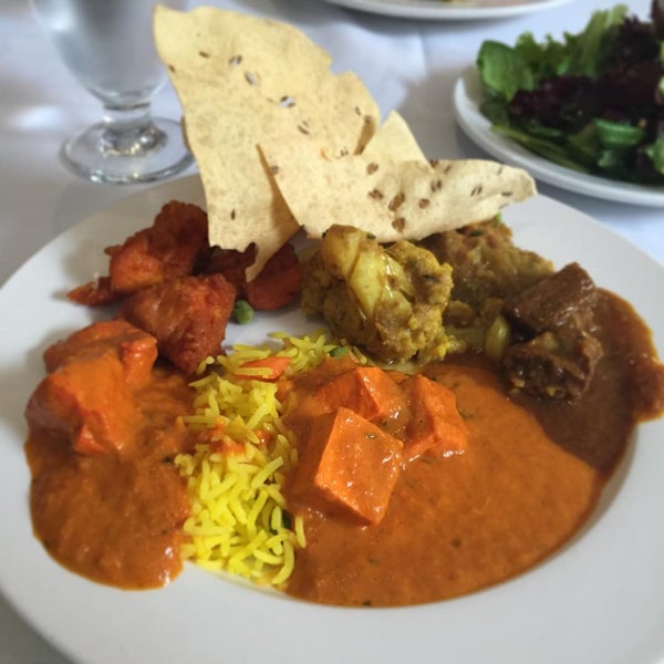 Photo prise au India&#39;s Tandoori Halal Restaurant par RAMENS le12/22/2015
