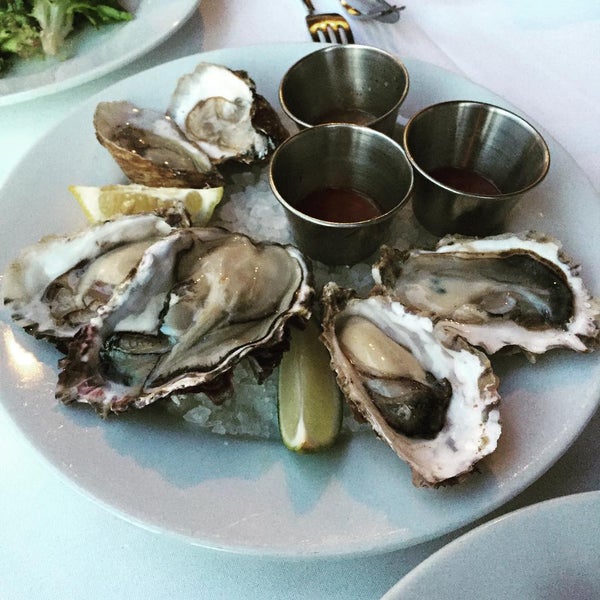 รูปภาพถ่ายที่ Blue Point Coastal Cuisine โดย RAMENS เมื่อ 7/11/2015