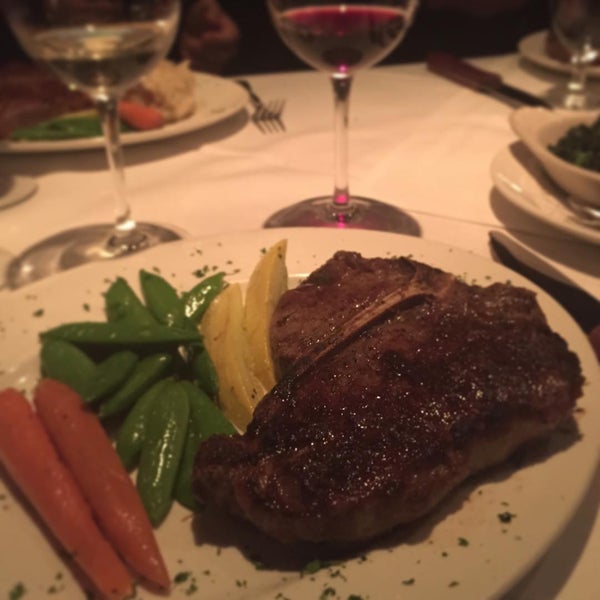 Foto scattata a Donovan&#39;s Steak &amp; Chop House - Gaslamp da RAMENS il 7/11/2015