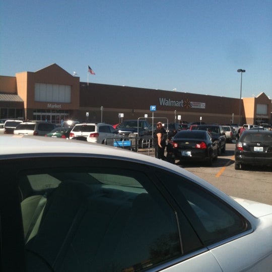 Walmart Supercenter Big Box Store in Maysville