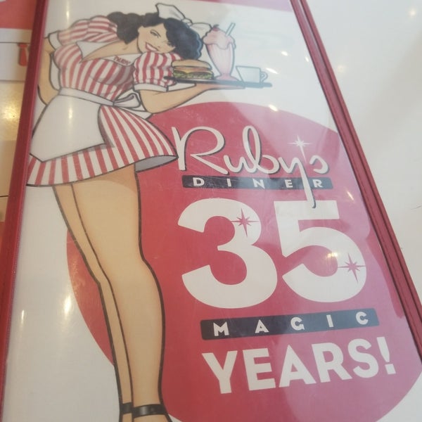รูปภาพถ่ายที่ Ruby&#39;s Diner โดย ᴡ D. เมื่อ 2/25/2018
