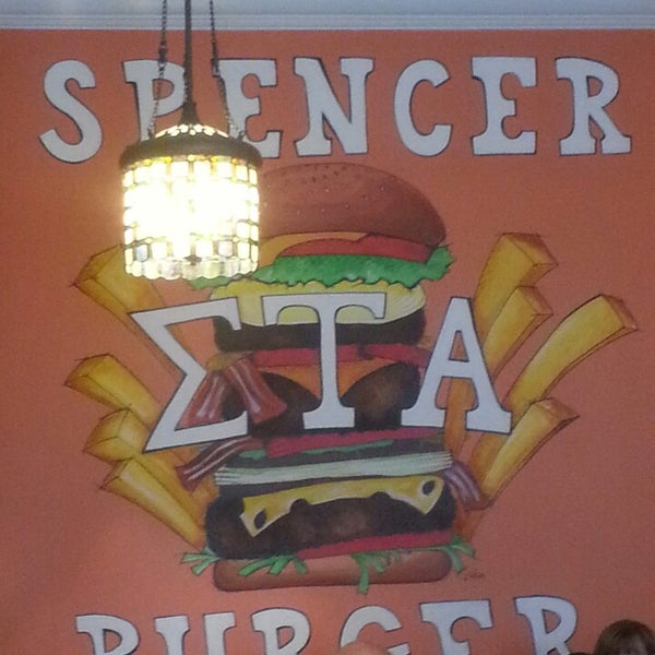 Foto scattata a Spencer&#39;s ETA Burger da ᴡ D. il 3/31/2013