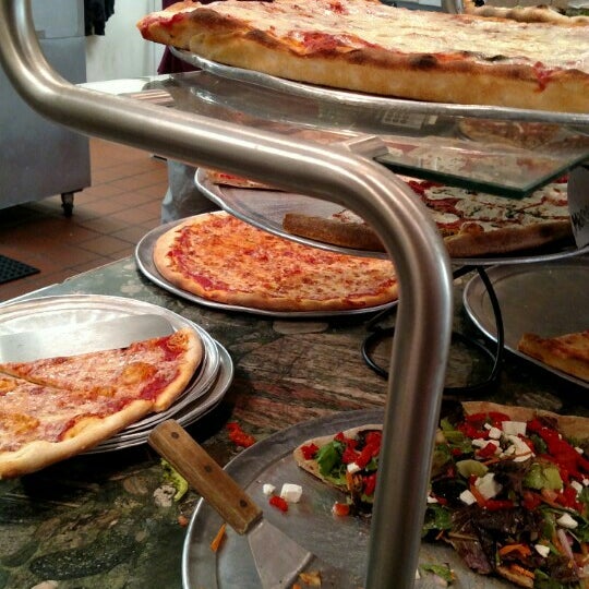 9/28/2015 tarihinde Jonathan H.ziyaretçi tarafından Ridgemont Pizza'de çekilen fotoğraf