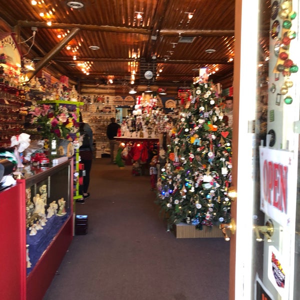 Елочные игрушки. Новогодний декор магазина. Рождественские магазины в англии. Новый год магазин. Как работают магазины в рождество.