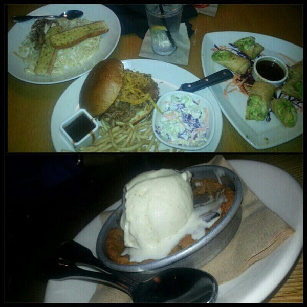 Photo taken at BJ&#39;s Restaurant &amp; Brewhouse by Carla on 11/22/2012
