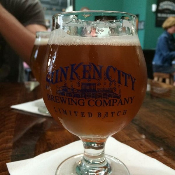 Das Foto wurde bei Sunken City Brewing Company and Tap Room von Mark A. am 7/24/2014 aufgenommen